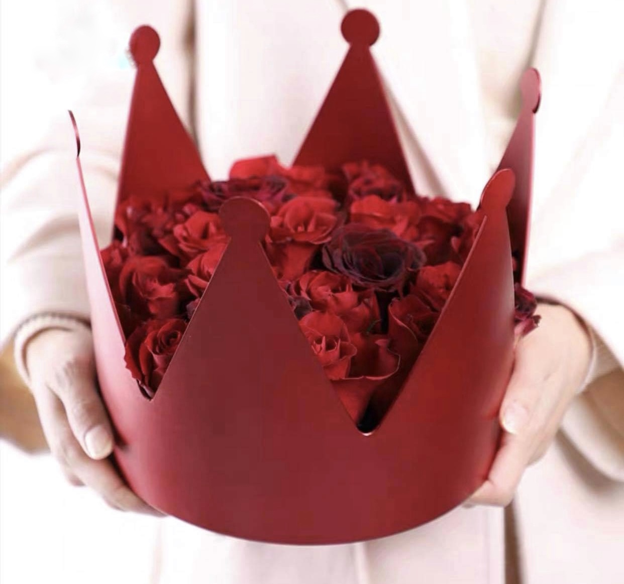 red roses in the unique crown-shaped box